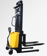 漢中物流園使用電動堆高車裝卸貨物